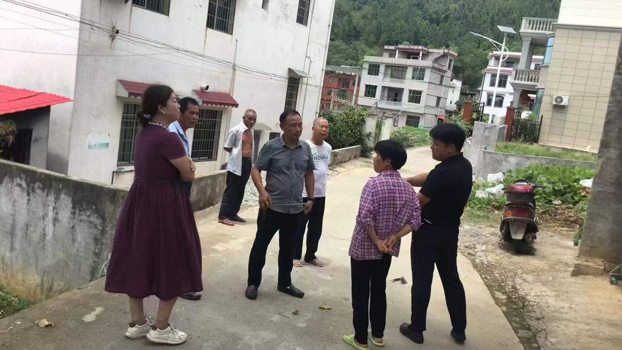 镇人大代表、红旗村支部书记邱飞在村里调解矛盾纠纷